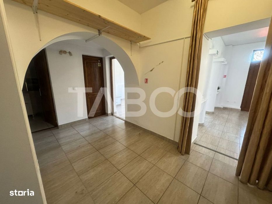 COMISION 0 - Spatiu comercial la strada cu 3 camere 73 mpu Dumbravii