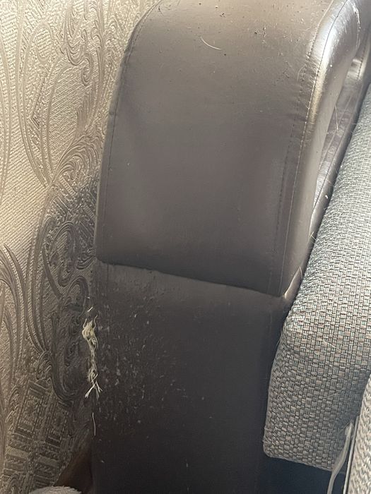 Продам диван, с деффектами