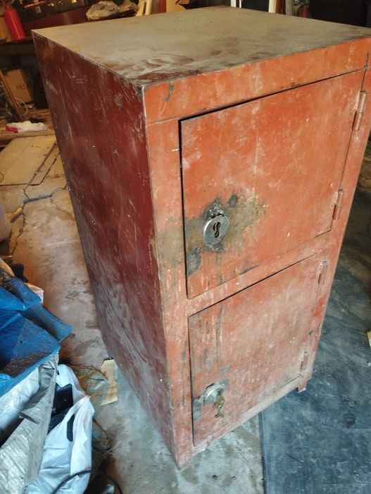 Продам сейф заводской  б/у