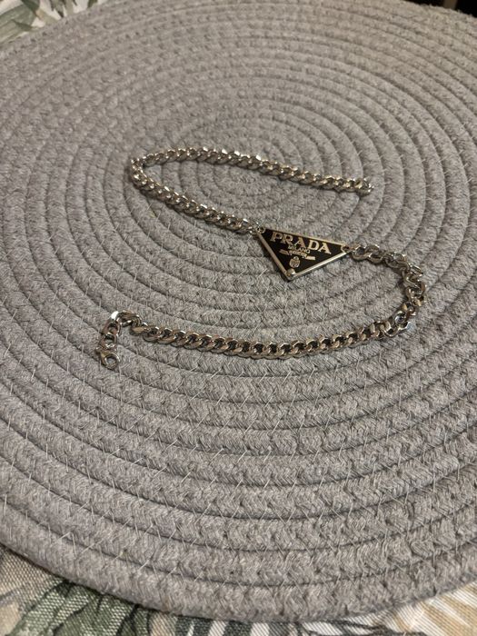 Prada Symbole Triangle колие с триъгълна висулка от нераждаема стомана унисекс черно и сребристо