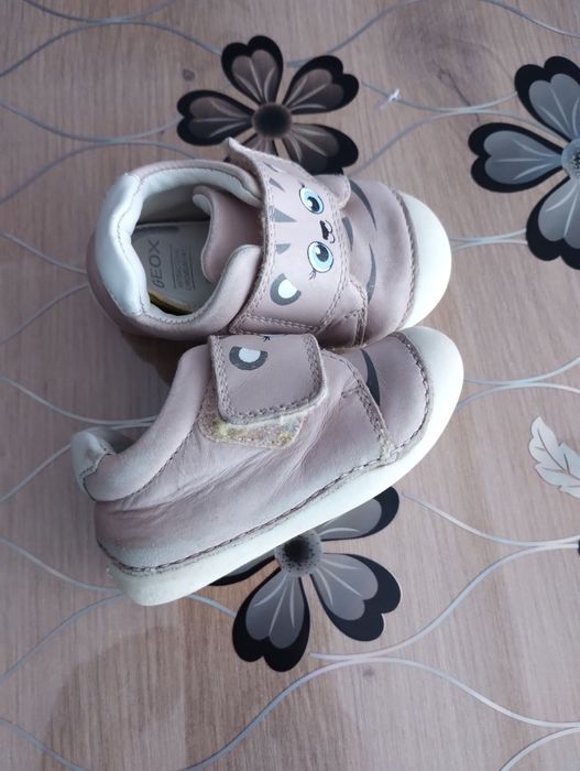 Продавам бебешки обувки