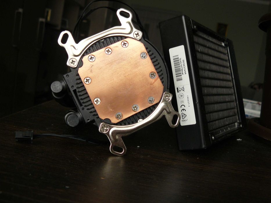 Radiator cu ventilator si racire cu lichid