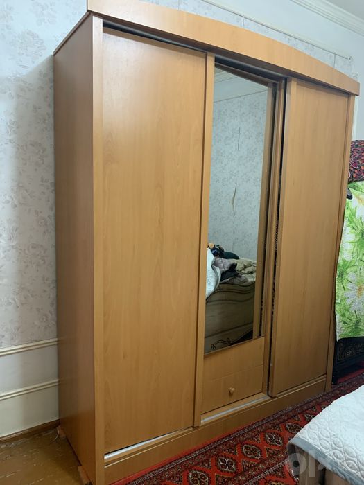 Продаётся спальный гарнитур: шкаф-купе и туалетный столик с зеркалом