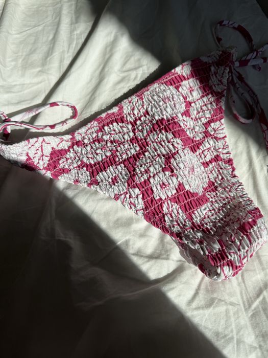 Розов бански на бели цветя