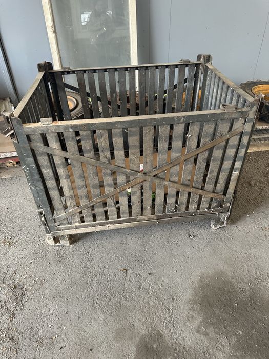 Ящики для собачки , цыплят , для кроликов , разные