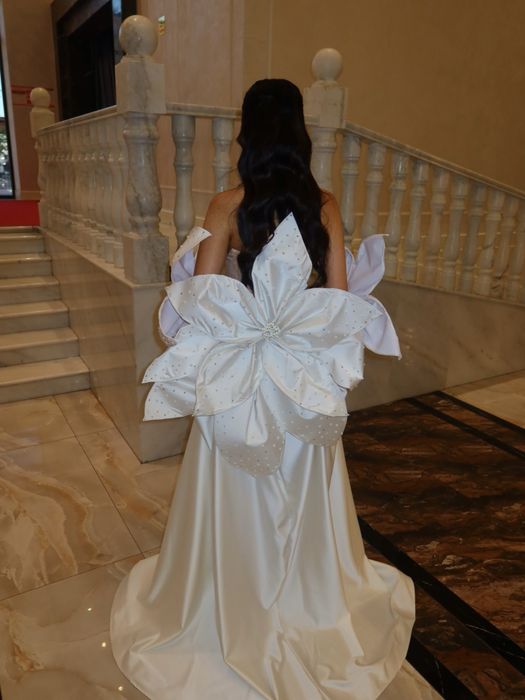 Көйлек сатылады.Размер:42-44ке келеді.