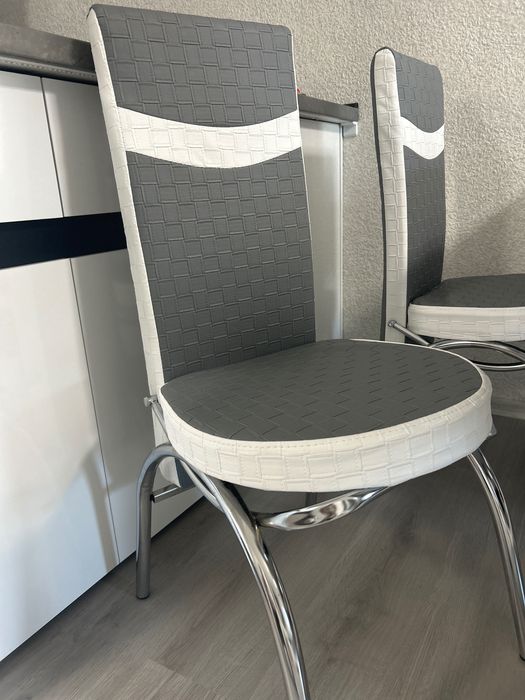 Двуцветни трапезни столове, чисто нови