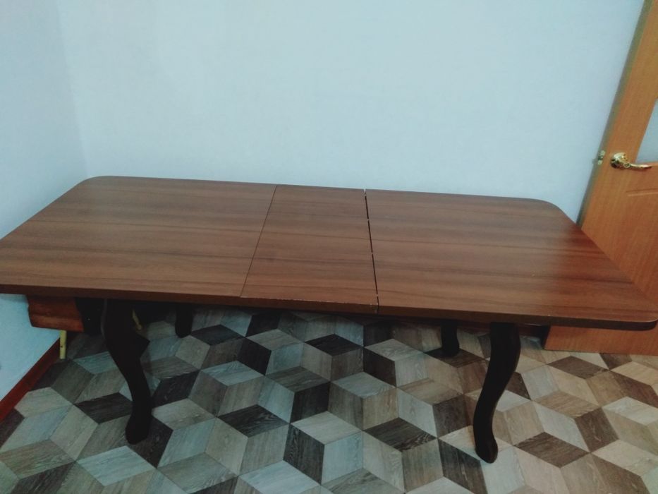 Стол совершенно новый