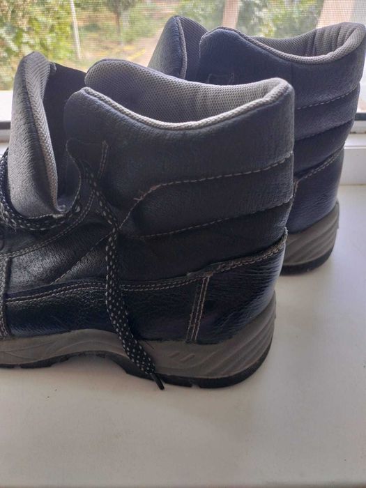 Продаю рабочие ботинки размер 40, 41  и 42