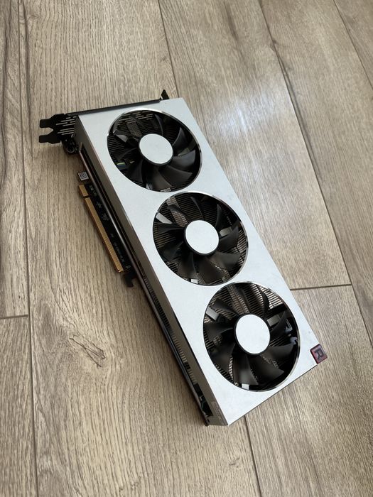 Placa Video Gaming Editare AMD Radeon VII 16GB 4096 Bit Peste RTX