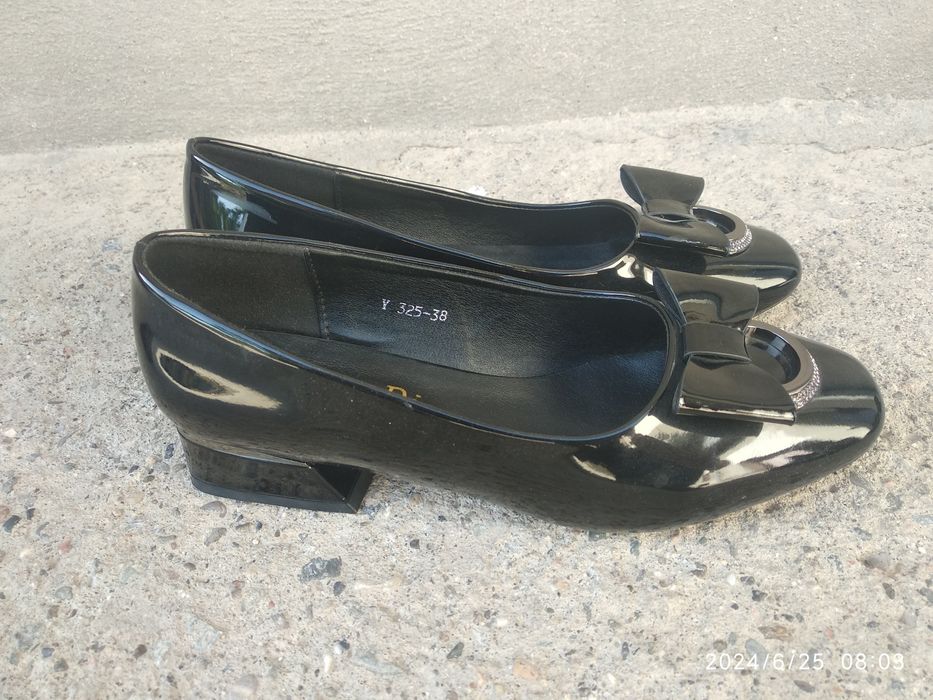 Yangi ayollar tuflilari sotiladi