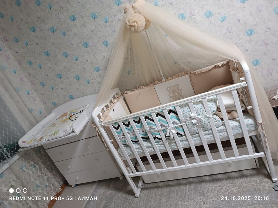 Продам кровать и пелинальный стол