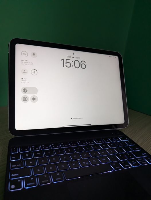 iPad 10.9 (2022), 64GB cu husă ESR şi stilou Next ONE (istyle.ro)