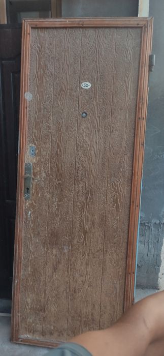 Продам железную дверь б/у с  установкой