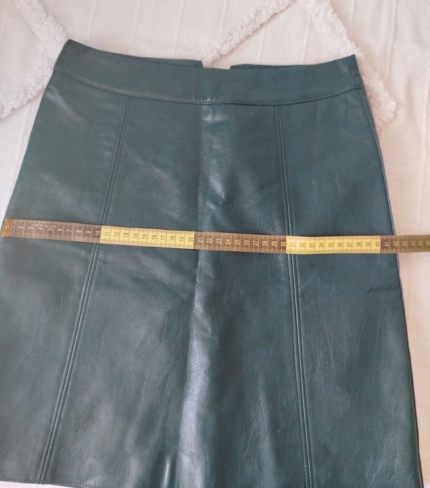 Продавам  зелена кожена пола
