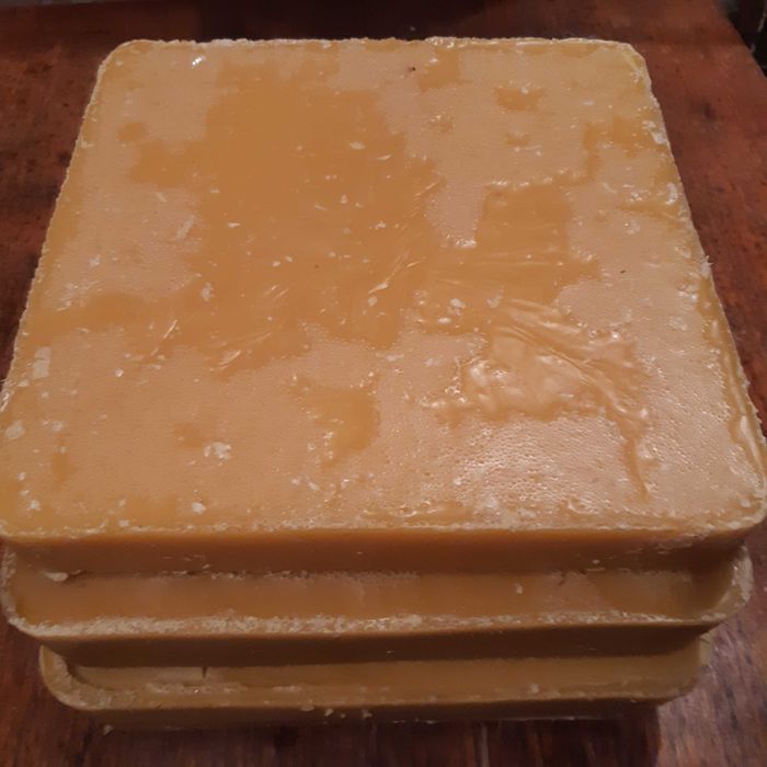 Продавам пчелен восък