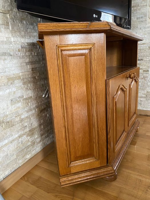 Vand comoda din lemn masiv.