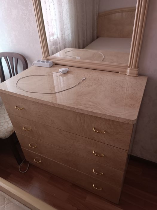 Продам спальный гарнитур в хорошем качество.