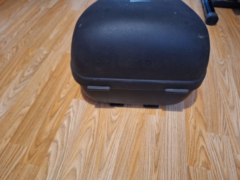 Продавам запазен куфар