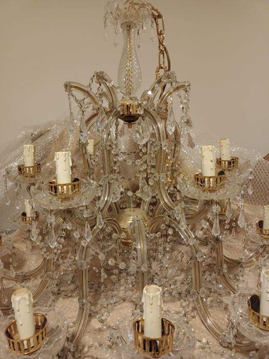 Продам хрустальную  люстру