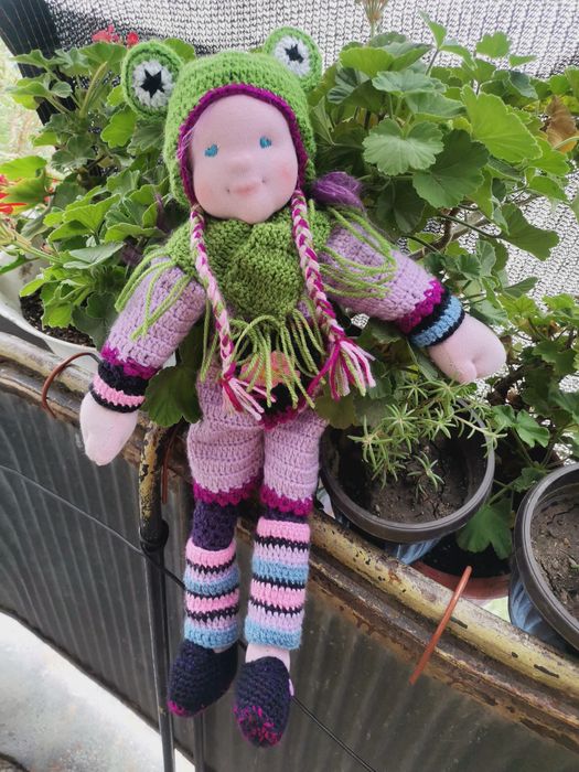 Кукла изработена от текстил и прежда