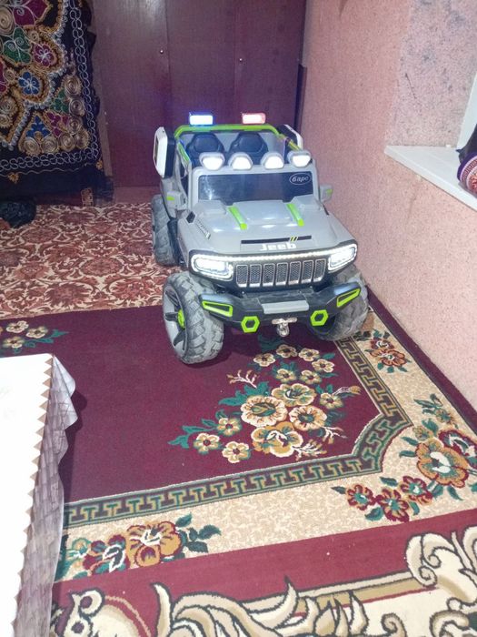 Bolalar mashinasi sotiladi