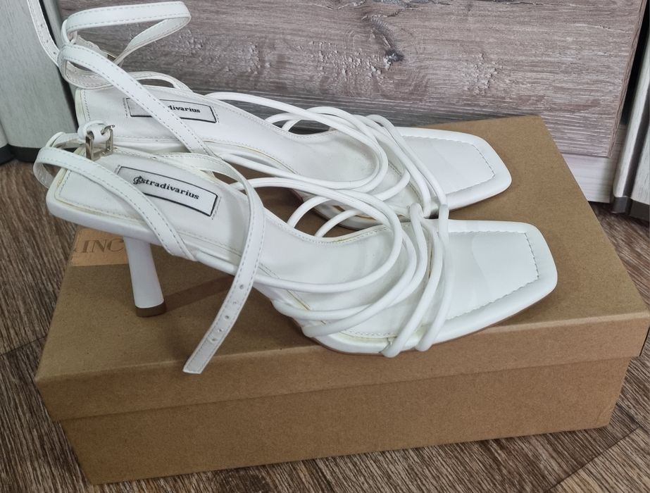 Босоножки Stradivarius.