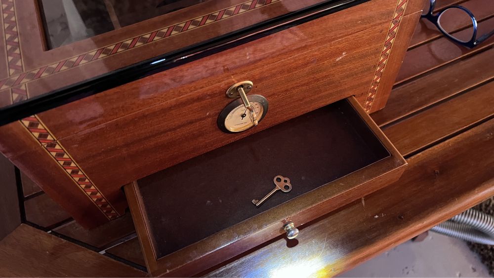 Humidor Trabucuri cu capac de sticla.