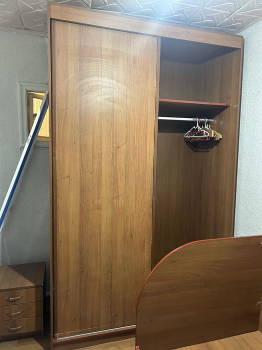 Большой шкаф, кровать, трюмо