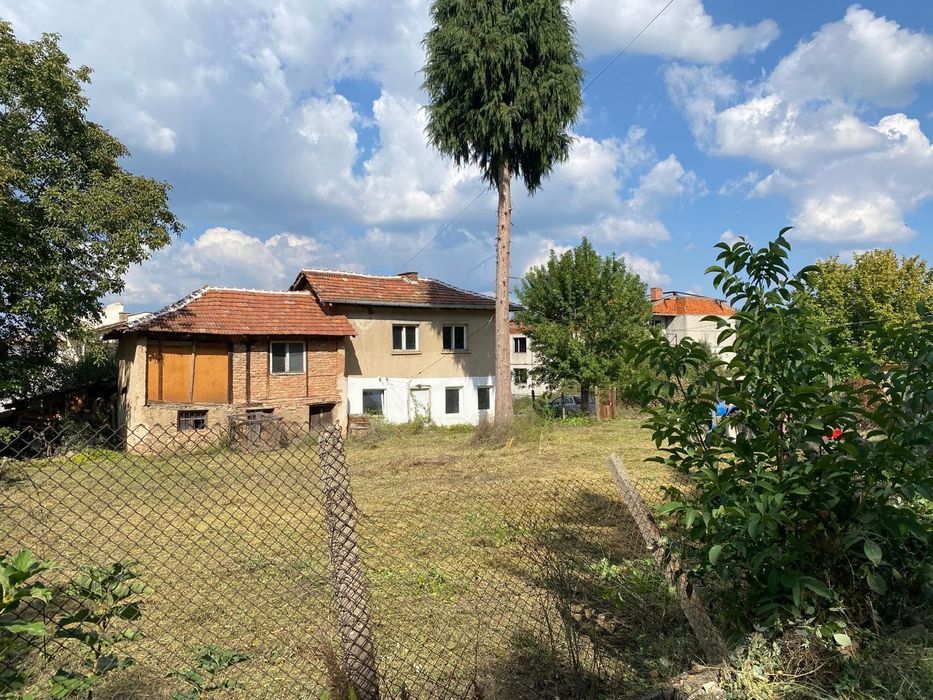 Продавам двуетажна къща