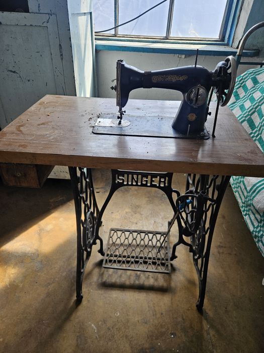 Швейная машинка со станиной SINGER