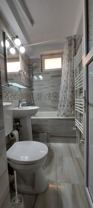 Închiriez apartament cu 2 camere decomandat în zona Neptun