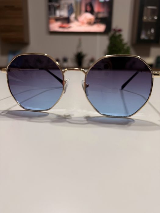 Продавам слънчеви очила