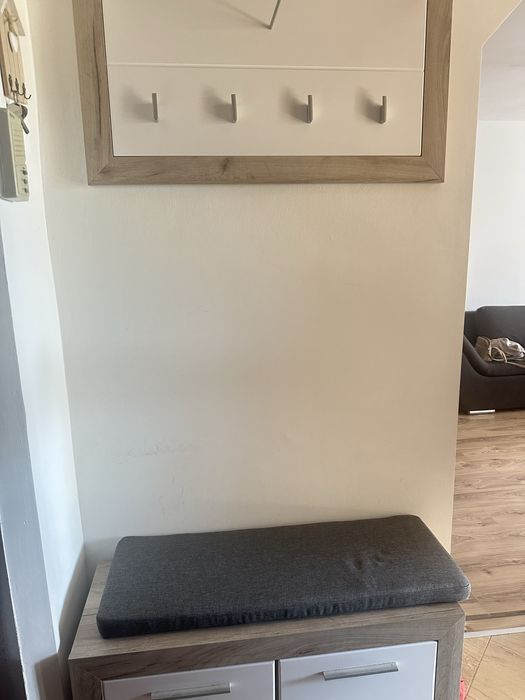 Mobilier hol, cuier si banca