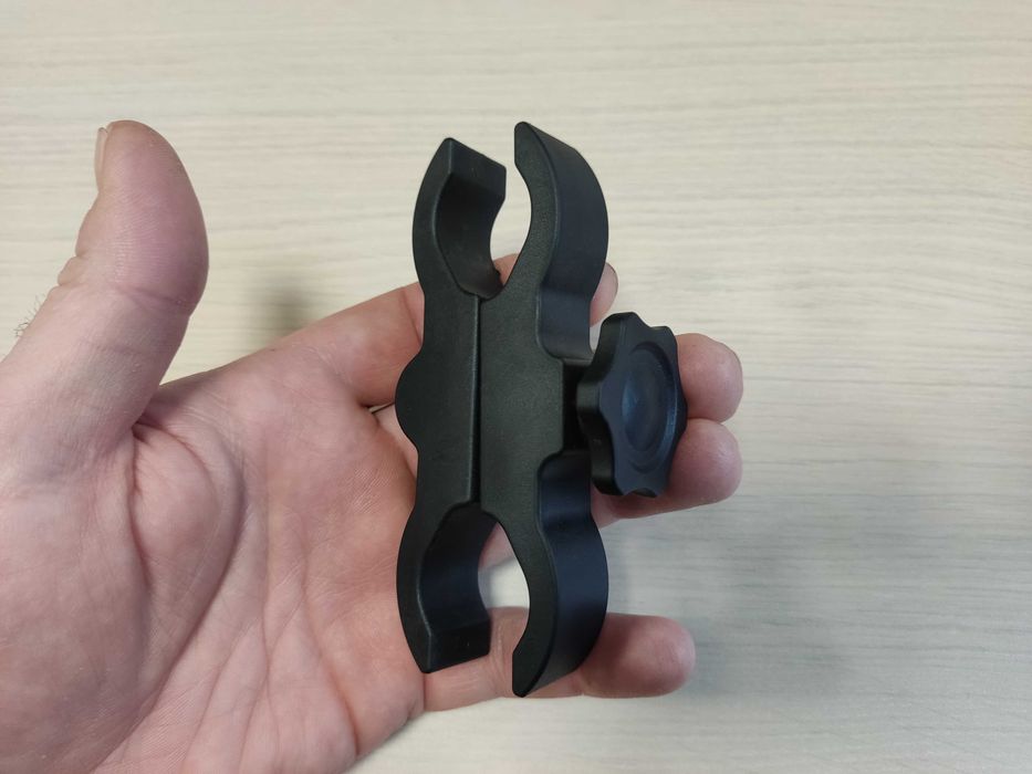 Продавам фенер със зелена светлина за лов и риболов и стойки за монтаж