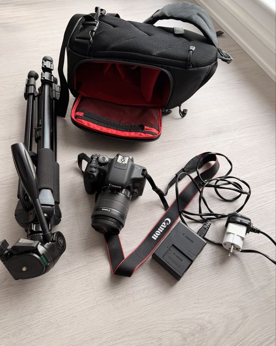 Canon EOS 750D + obiectiv 18-55 mm + trepied + geantă Canon