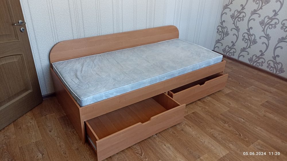 Кровать с матрасом