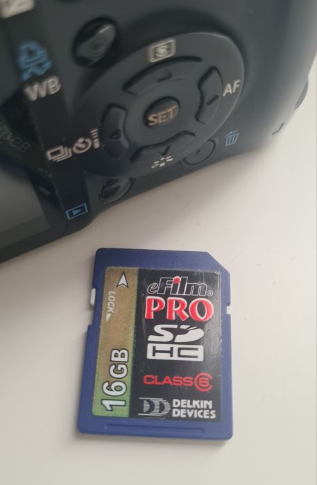 Aparat foto Canon EOS 450D + Obiectiv Canon EF-S 18–55mm IS – Stare im