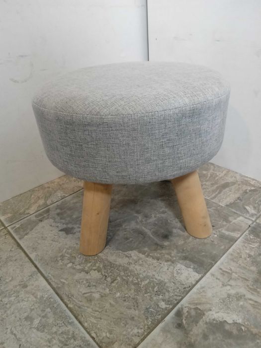 Малко столче с дървени крака