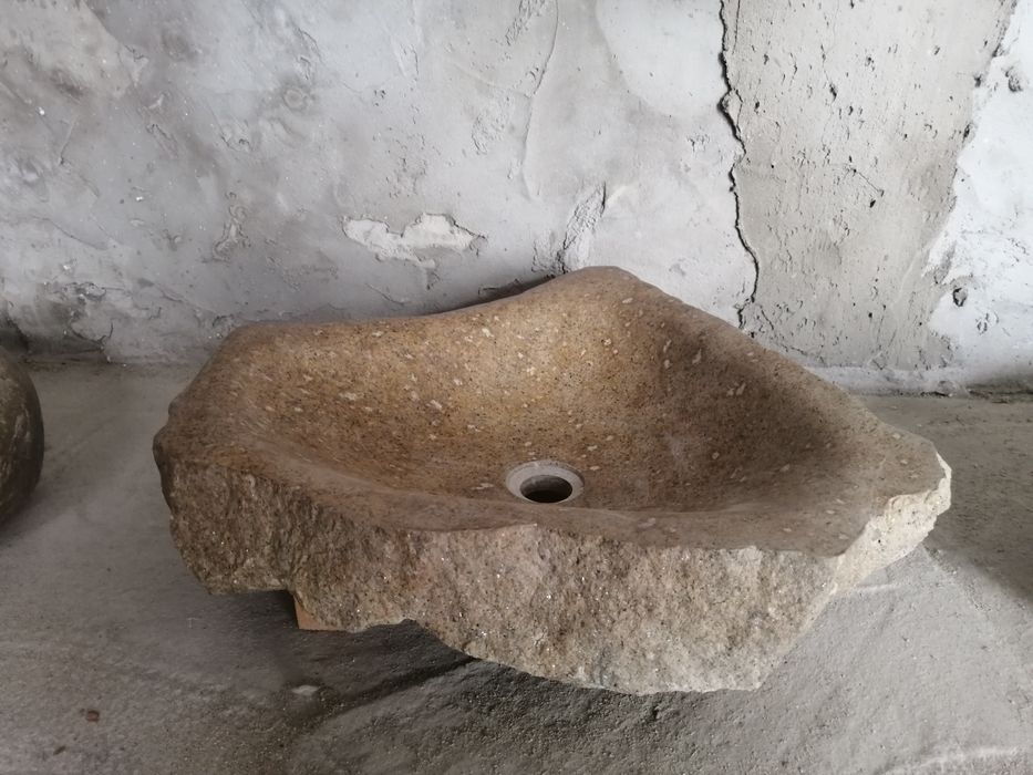 Раковина из камня