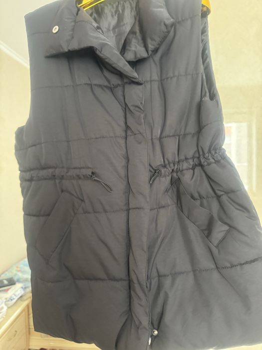 Безрукавка черная