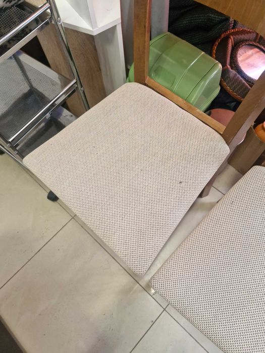 Продават се дървени трапезни  столове