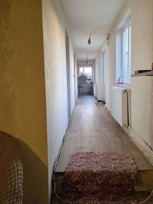 Vand casa la curte