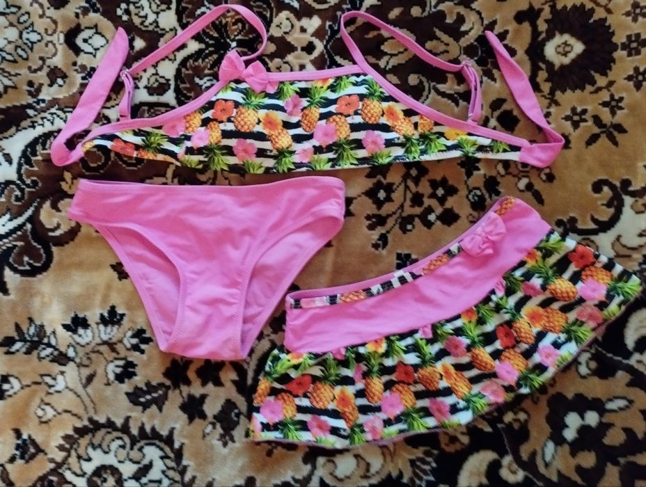 Продам купальник на девочку р 32 на 6-8 лет