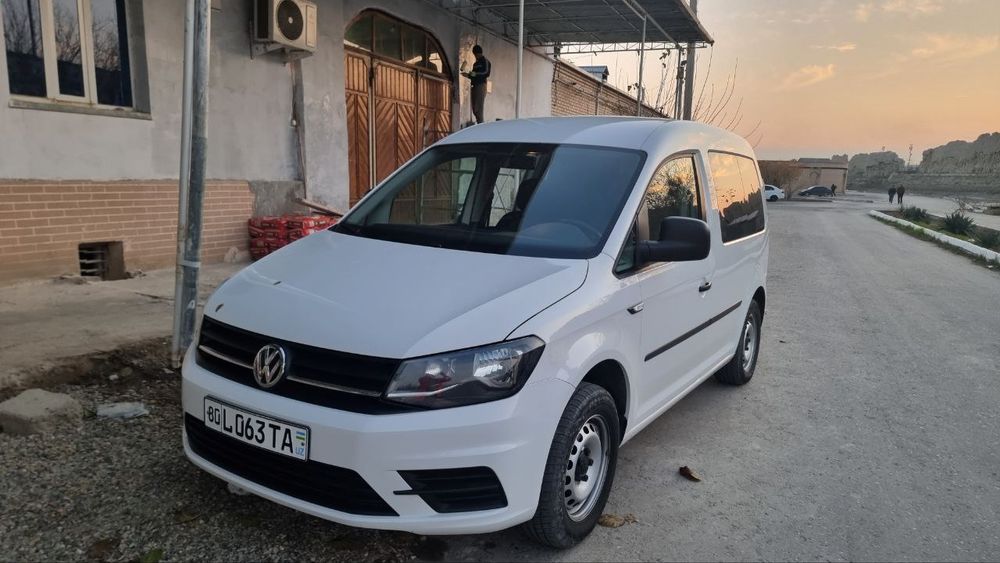 Wolsfagen caddy avtomobil sotiladi