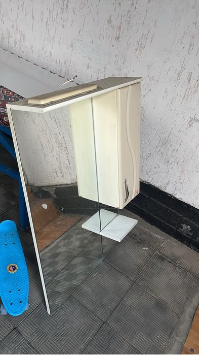 Подвесной зеркальный шкафчик