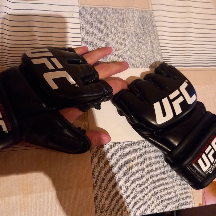 Перчатки UFC в хорошем состоянии