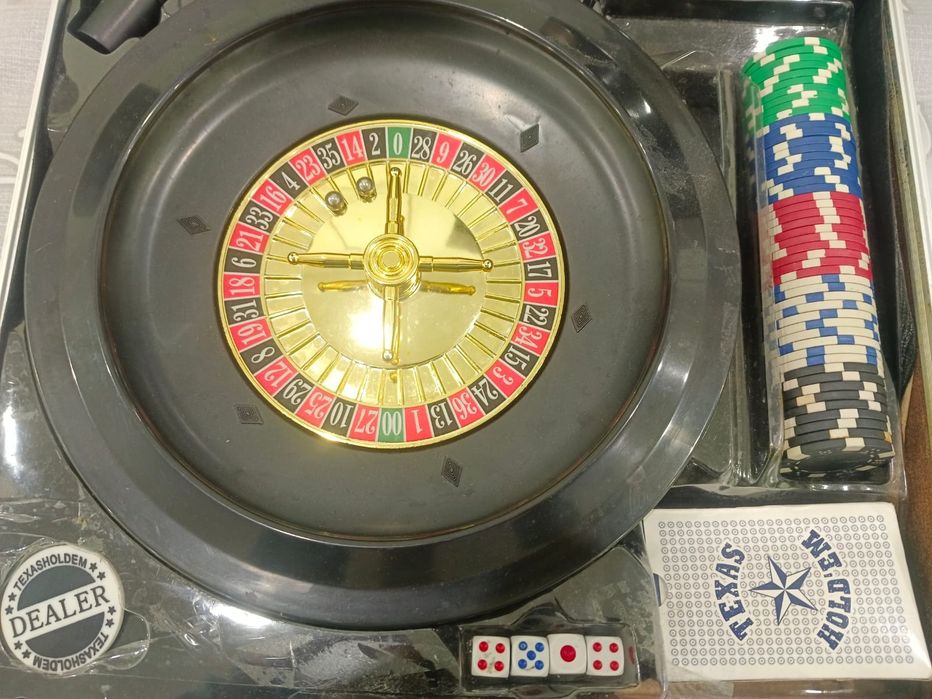 Казино с полком и фишками