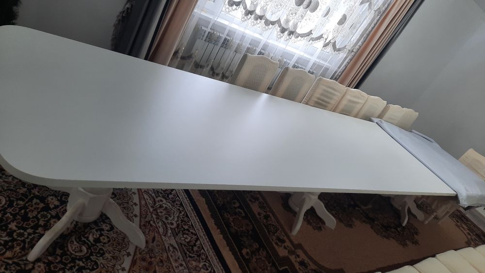 Стол гостевой белого цвета