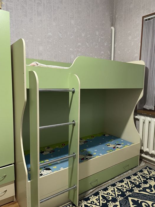 двухэтажный диван,шкаф